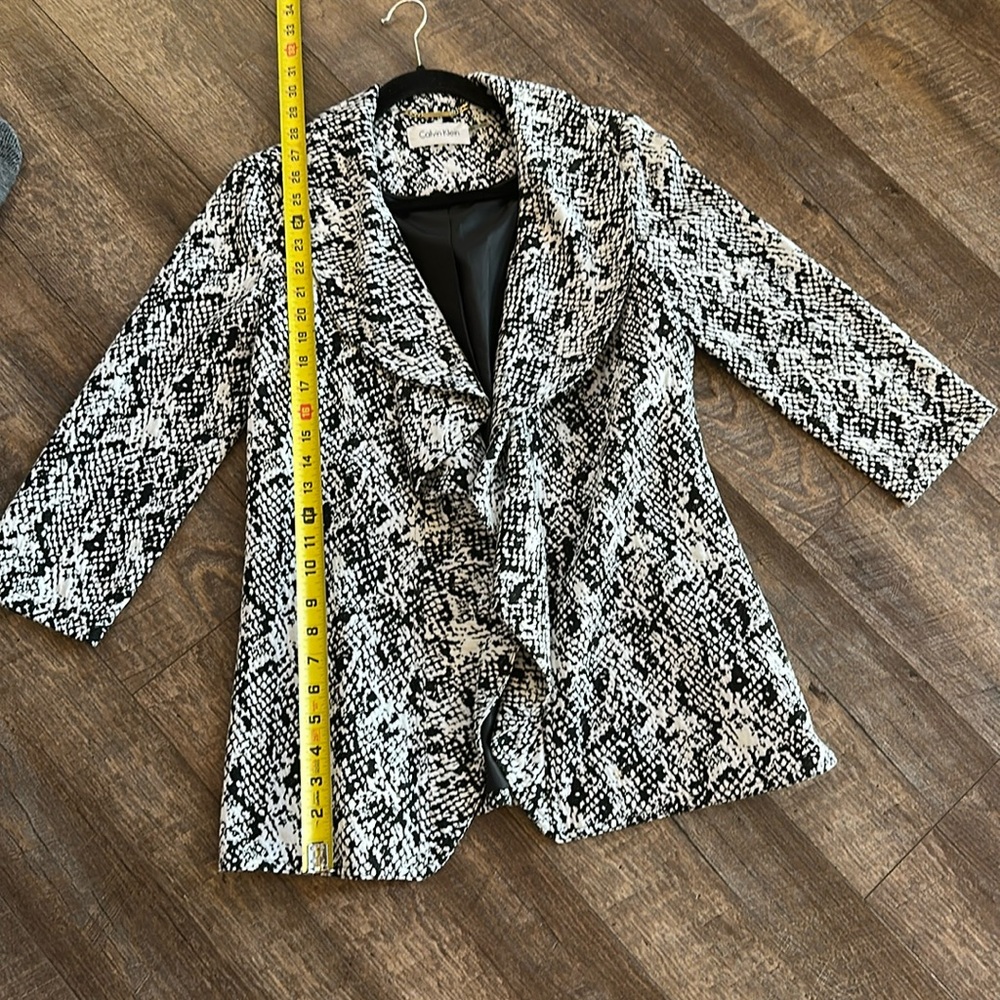 Calvin Klein Black and White Patterned Open-Front Blazer - Picture 14 of 15